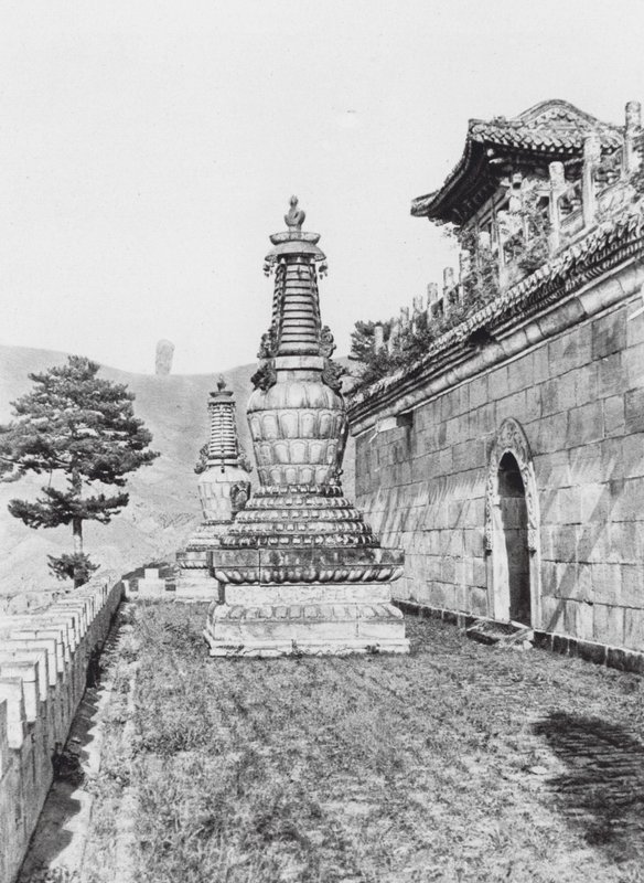 Jehol, Pu lo sze, Chihli, Terrasse im Lama-Kloster Pu lo sze von Ernst Boerschmann