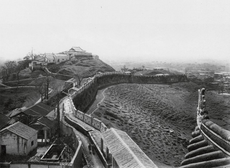 Kuangchou, Kuanyin shan, Kuangtung, Blick vom Nordturm der Nordmauer der Stadt und Kuanyin-Hügel von Ernst Boerschmann