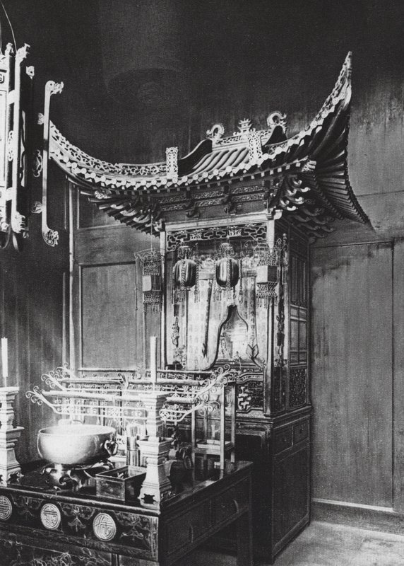 Pu to shan, Fa yu sze, Chekiang, Kloster des Regenrechts auf Pu to Insel, Altar der Perlengöttin von Ernst Boerschmann