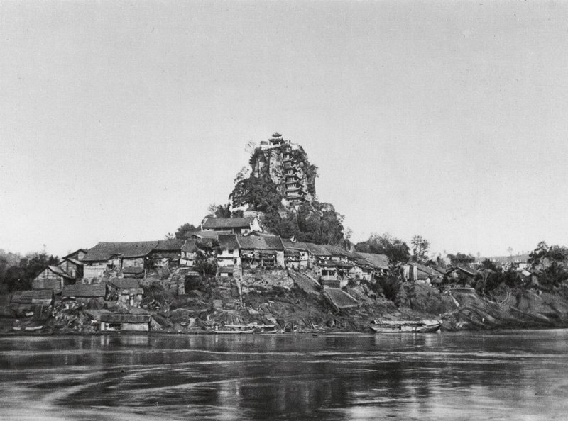 Shih pao chai, Wan yin shan, Szechuan, Dorf und heiliger Felsen am Ufer des Jangtse von Ernst Boerschmann