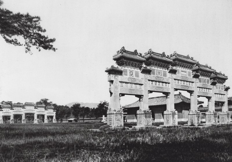 Siling, Chihli, Die westlichen kaiserlichen Gräber der Mandschu-Dynastie, Haupteingang von Ernst Boerschmann