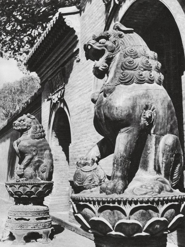 Taiyuanfu, Ta pei sze, Shansi, Bronzelöwen am Tempeleingang von Ernst Boerschmann