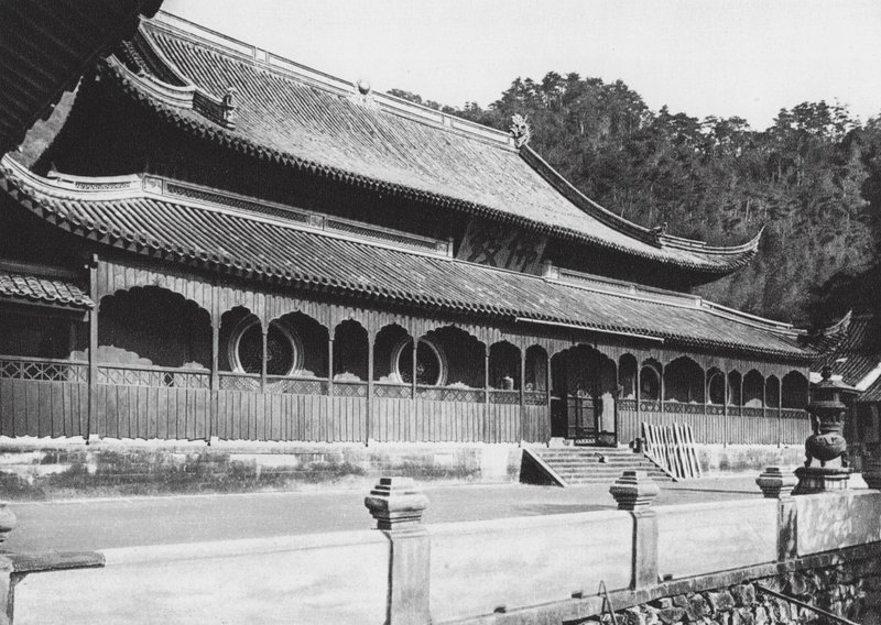 Tien tung sze, Chekiang, Haupthalle im Kloster des Himmlischen Jungen bei Ningpo (s/w Foto) von Ernst Boerschmann