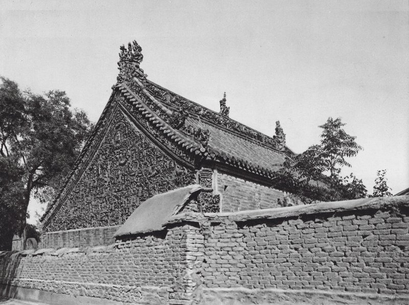 Tsing yang shu, Shantung, Halle mit glasierten Terrakotta-Reliefs im Tempel der Tai shan Göttin von Ernst Boerschmann