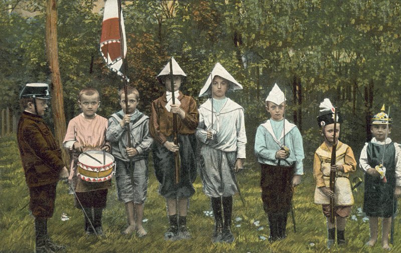 Gruppe von Jungen spielt Soldaten von European Photographer