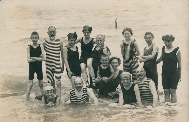Gruppe von Menschen am Meer von European Photographer