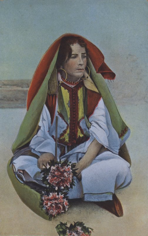 Frau in traditioneller Tracht, möglicherweise Nordafrika von European Photographer