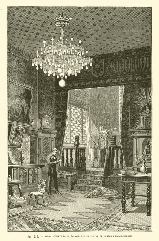 Salon mit Kunstobjekten, beleuchtet von einem Kronleuchter mit Glühlampen von French School