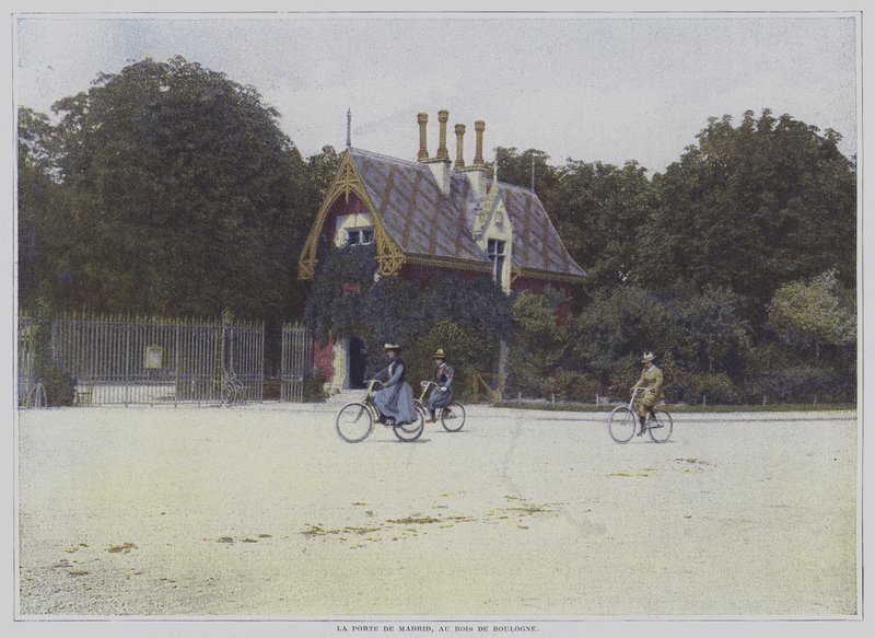 Radfahrer fahren an der Porte de Madrid im Bois de Boulogne, Paris, vorbei (Farbfoto) von French Photographer