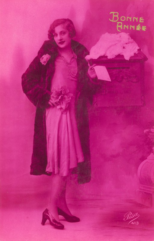 Elegantes Mädchen kurz vor dem Einwerfen einer Neujahrskarte von French Photographer