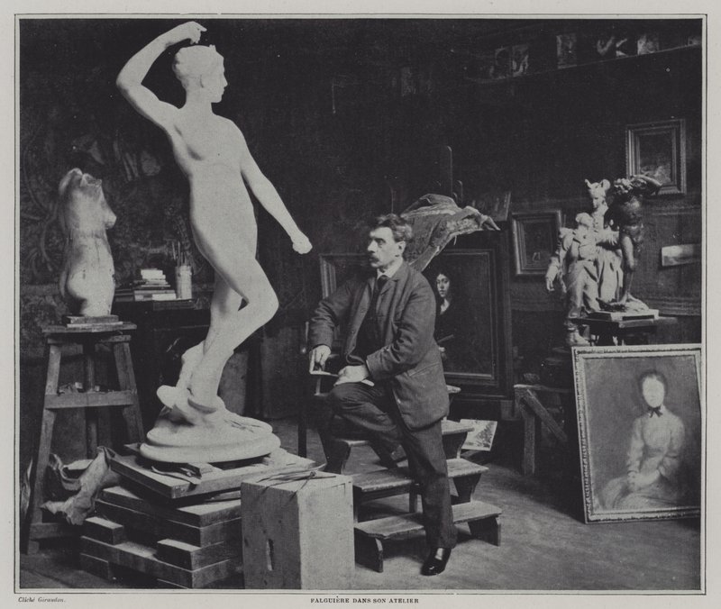 Der französische Maler und Bildhauer Alexandre Falguiere in seinem Atelier (s/w Foto) von French Photographer