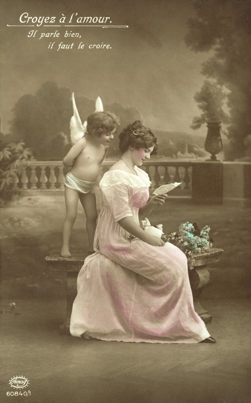 Mädchen liest einen Liebesbrief, mit Amor über ihre Schulter blickend von French Photographer