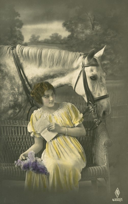 Mädchen sitzt auf Sofa mit weißem Pferd im Hintergrund von French Photographer