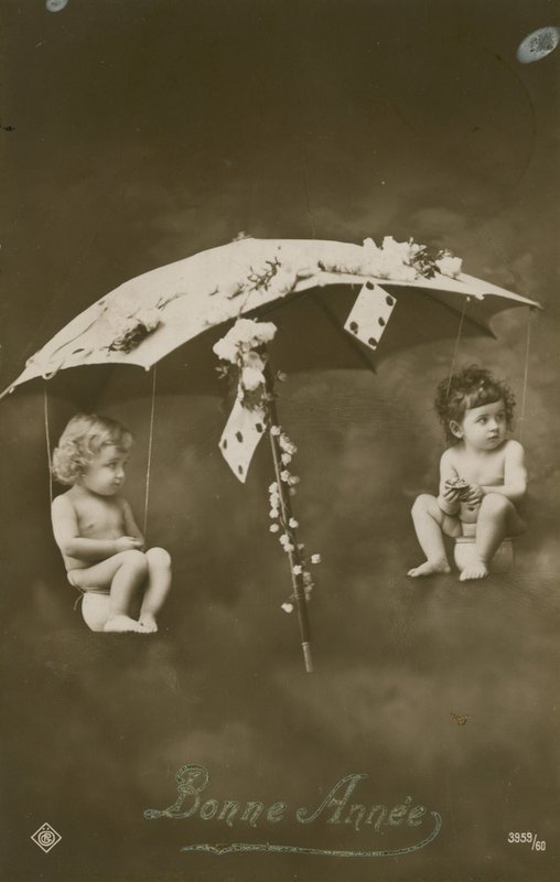 Neujahrskarte mit zwei Babys, die an einem Regenschirm hängen, gesendet 1913 von French Photographer
