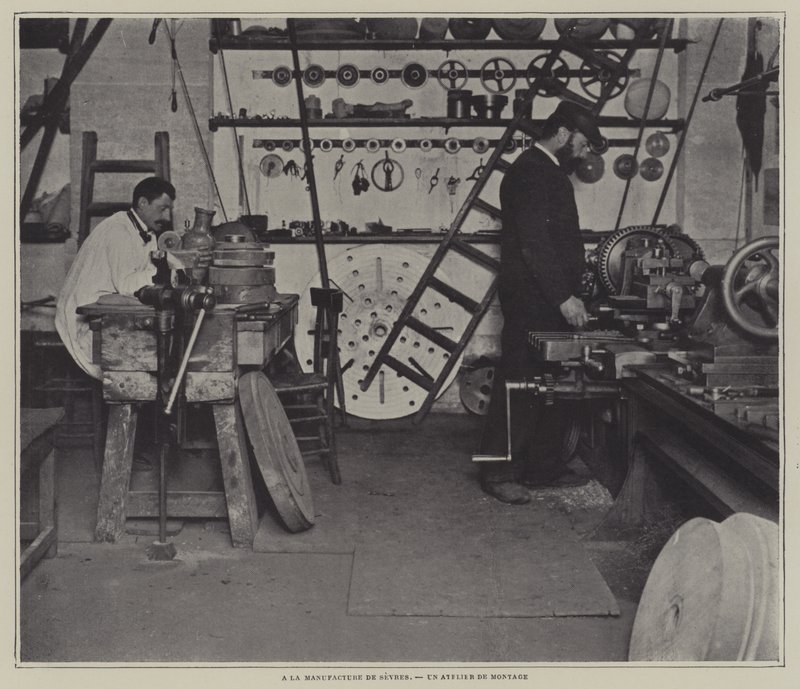 Montagewerkstatt in der Porzellanfabrik von Sèvres, Frankreich von French Photographer