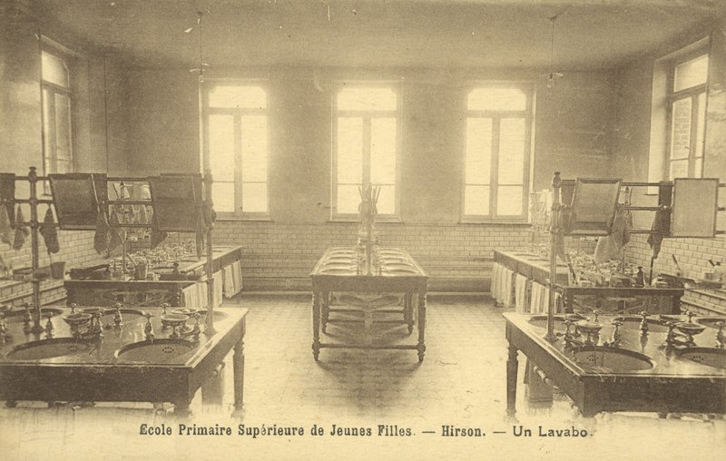 Grundschulwaschraum, Hirson von French Photographer
