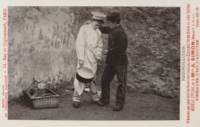 Versöhnung zwischen zwei Jungen, die in einem Hotel oder Restaurant arbeiten von French Photographer