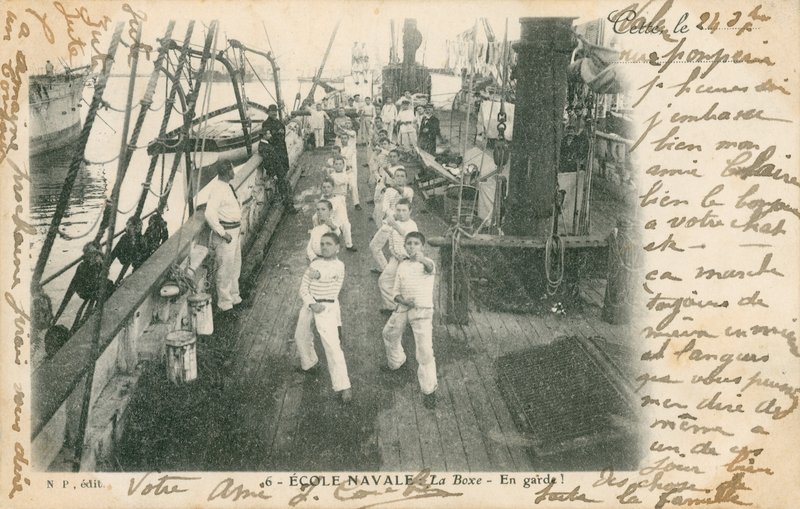 Auszubildende Matrosen an einer französischen Marineschule beim Boxunterricht an Deck. Postkarte gesendet im Jahr 1913 von French Photographer