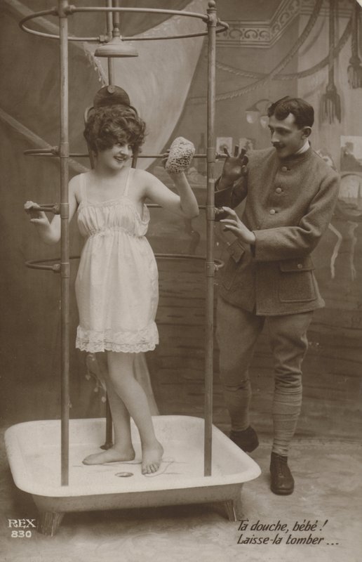 Frau unter der Dusche mit einem Soldaten von French Photographer