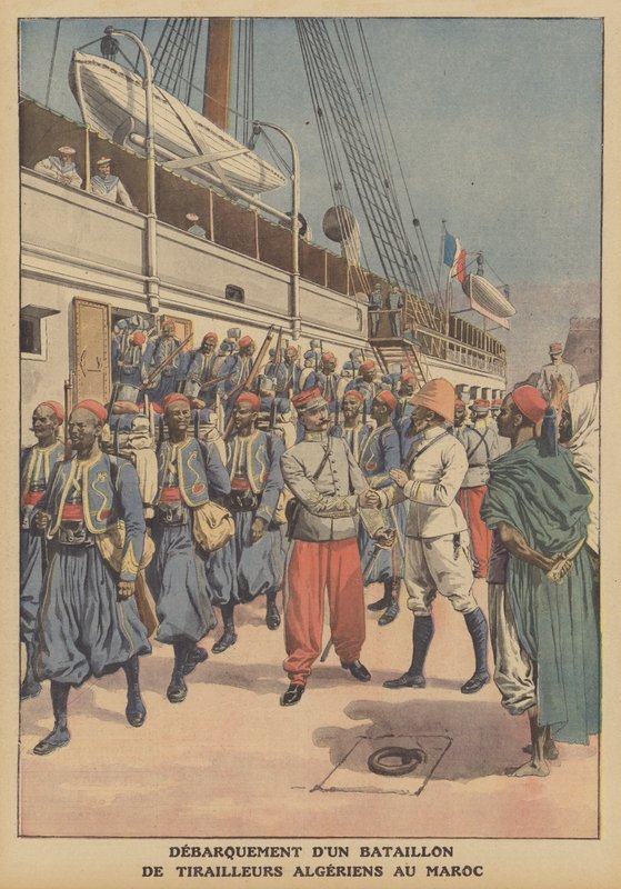Ein Bataillon algerischer Tirailleure steigt in Casablanca, Marokko, von einem Schiff von French School