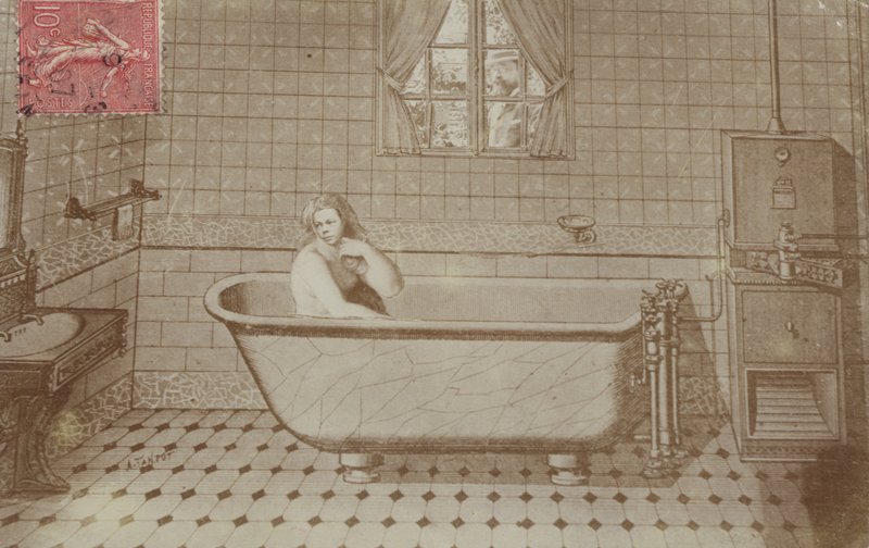 Eine Frau in der Badewanne in einem Badezimmer von French School
