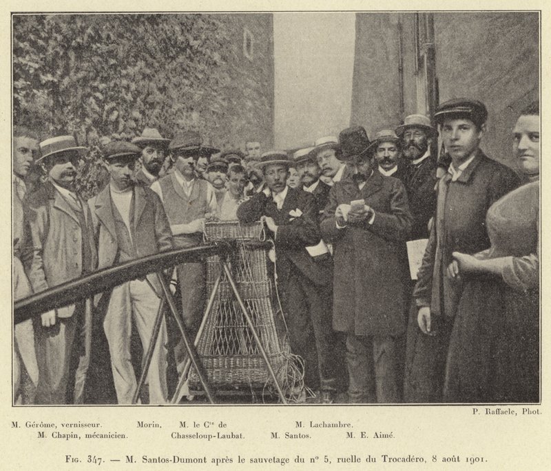 M Santos-Dumont nach der Rettung von Nr. 5, Gasse des Trocadero, 8. August 1901 von French School