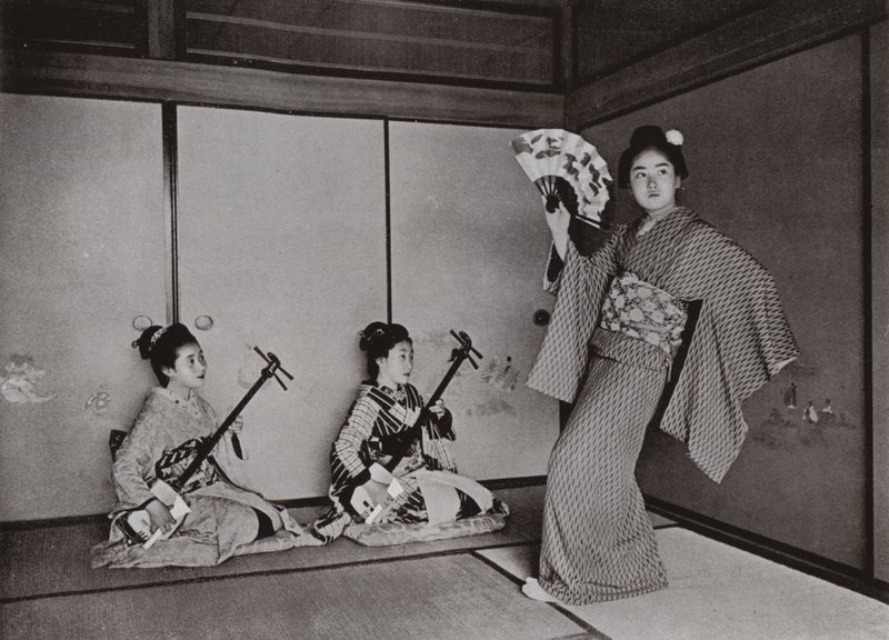 Eine Geisha tanzt von Herbert Ponting