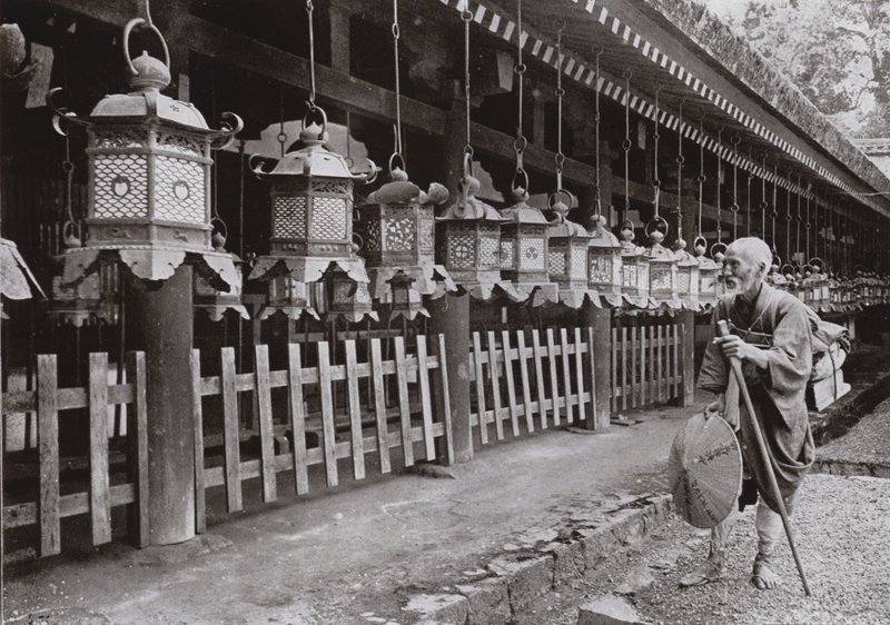 Ein Pilger am Kasuga-Tempel, Nara von Herbert Ponting