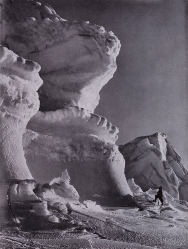 Eisbastionen des Castle Berg von Herbert Ponting