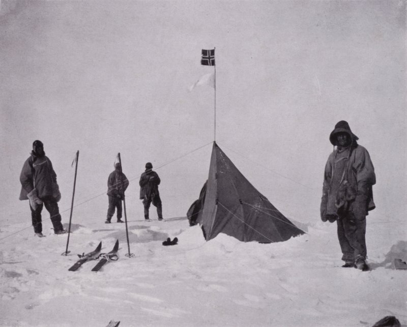 Es war eine schwarze Flagge, die norwegische Flagge. Amundsen war zuerst am Pol von Herbert Ponting