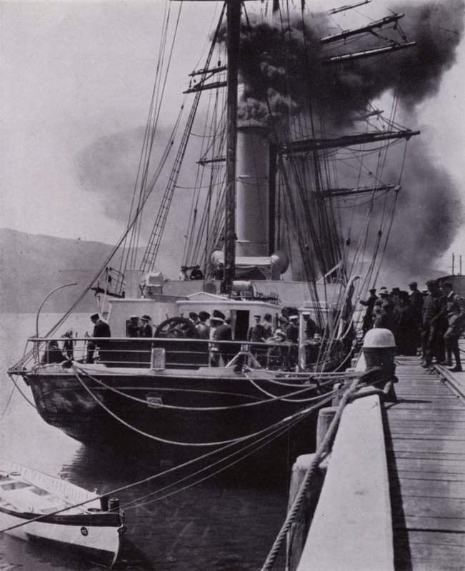 "Das kleine Schiff verließ Port Chalmers auf der letzten Etappe ihrer Reise" von Herbert Ponting