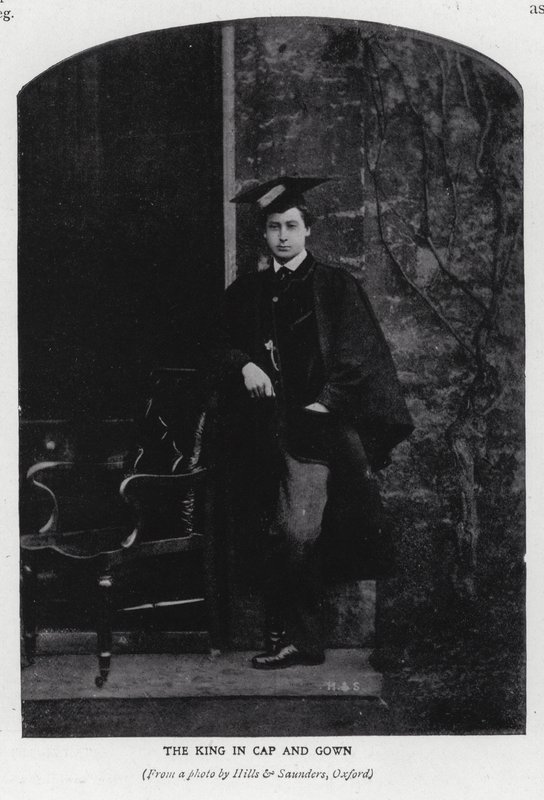 König Edward VII. in Talar und Barett an der Universität Oxford von Hills and Saunders