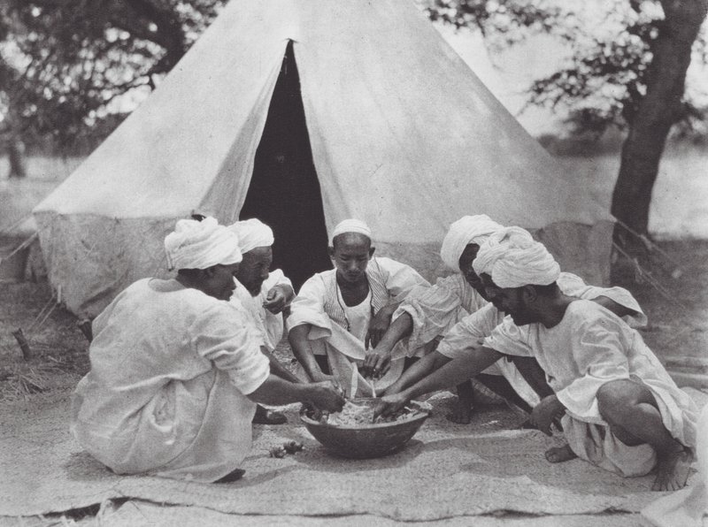 Afrika: Arabische Seeleute bei einer Mahlzeit von Hugo Adolf Bernatzik