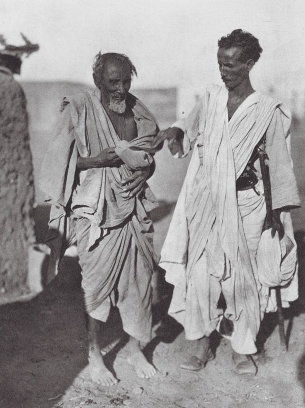 Afrika: Bisharin-Männer, Nubische Wüste von Hugo Adolf Bernatzik