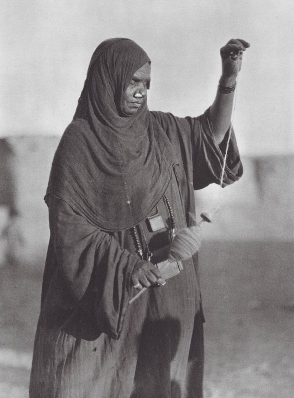 Afrika: Bisharin-Frau beim Spinnen, Nubische Wüste von Hugo Adolf Bernatzik