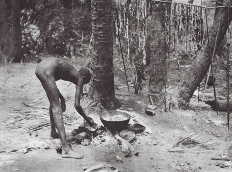 Afrika: Nuer kochen Krokodilfleisch von Hugo Adolf Bernatzik