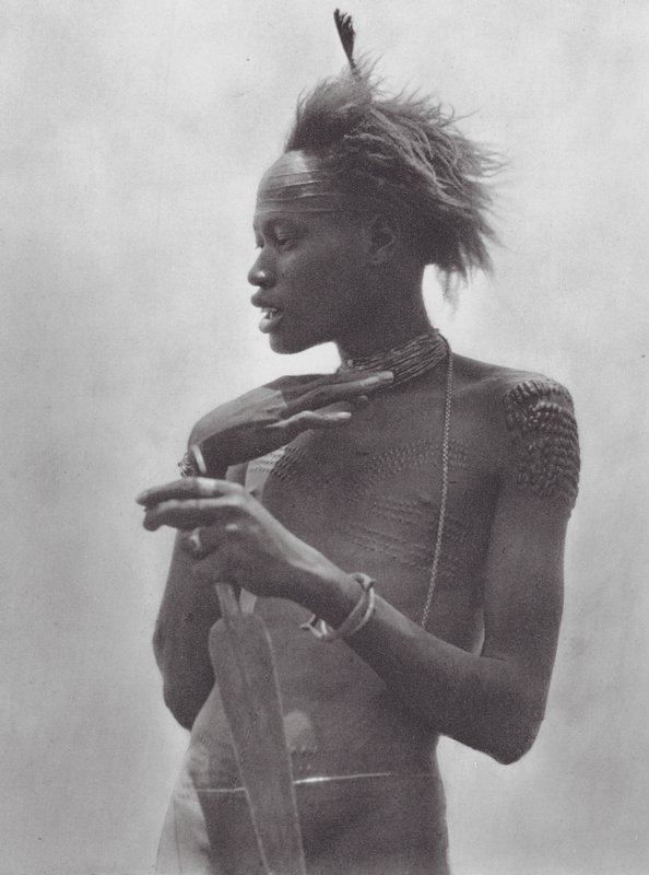 Afrika: Nuer-Krieger mit Stammeszeichen auf der Stirn von Hugo Adolf Bernatzik