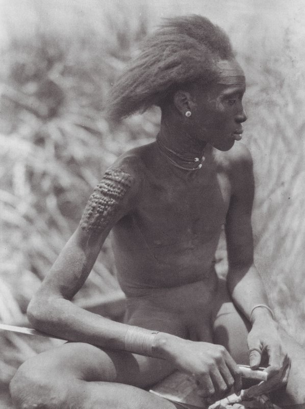 Afrika: Nuer mit rot gefärbtem Haar von Hugo Adolf Bernatzik