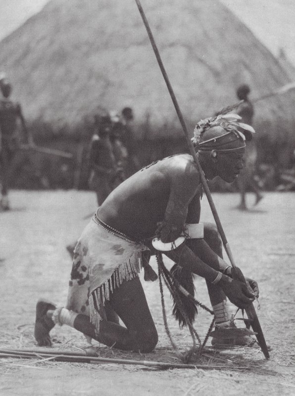 Afrika: Shilluk in Festkleidung von Hugo Adolf Bernatzik