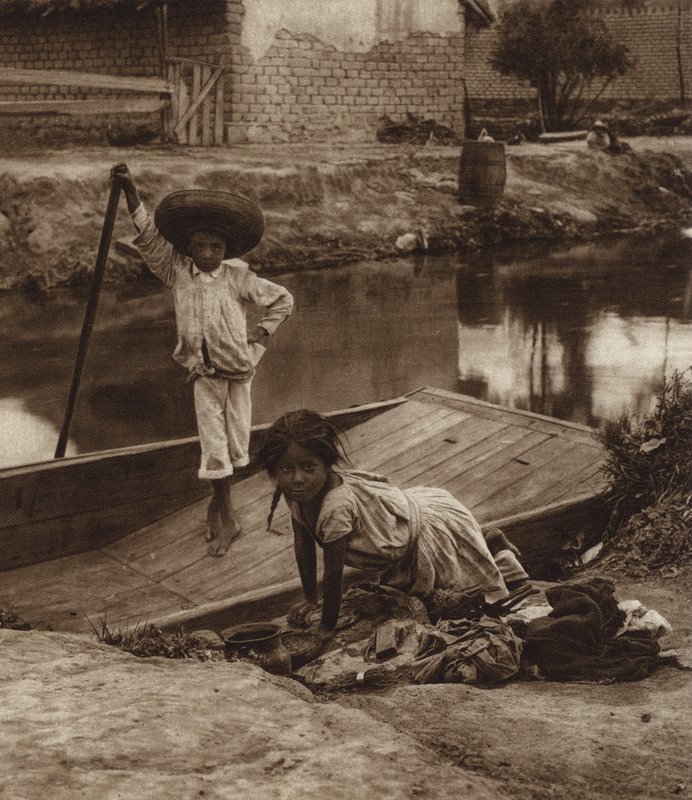 Mexiko: Ixtacalco, Kinder von Indigenen beim Wäschewaschen, D F von Hugo Brehme