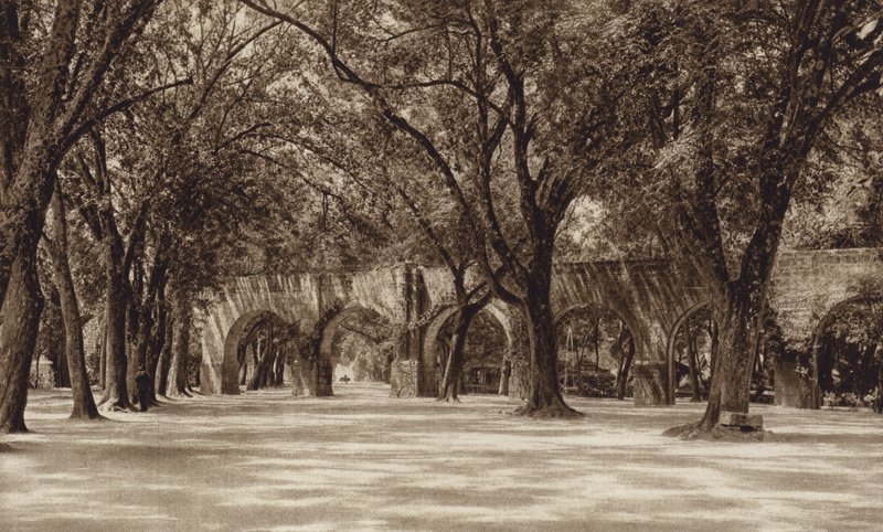 Mexiko: Morelia, Alte Wasserleitung von Hugo Brehme