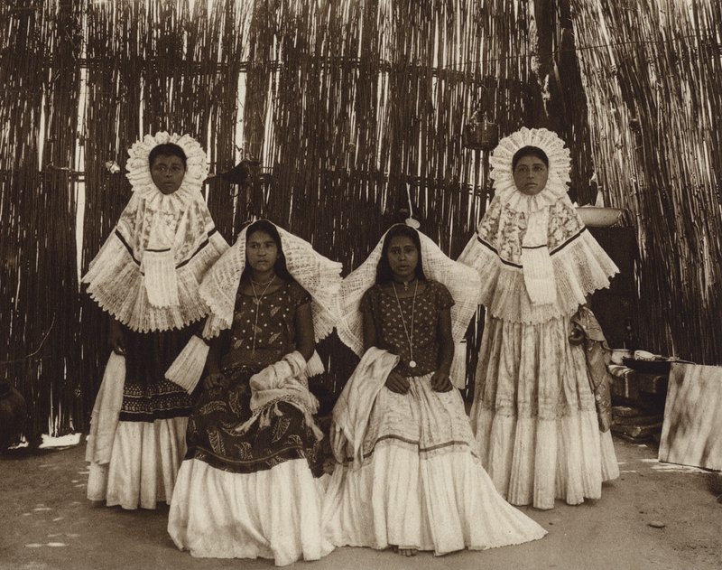 Mexiko: Tehuantepec, Mädchen in Nationaltracht von Hugo Brehme