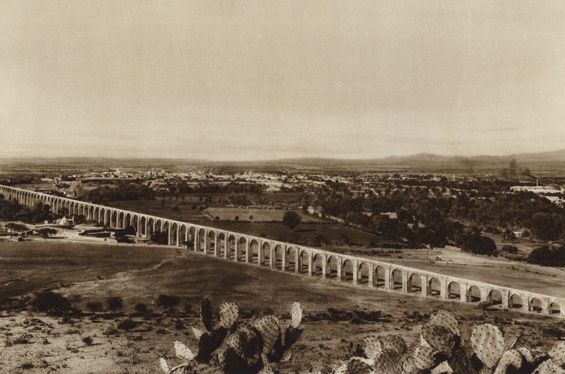 Mexiko: Blick auf Queretaro mit alter Wasserleitung von Hugo Brehme