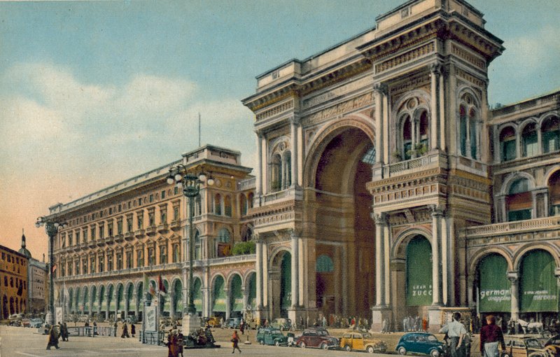 Mailand: Piazza del Duomo, Eingang Galleria von Italian Photographer