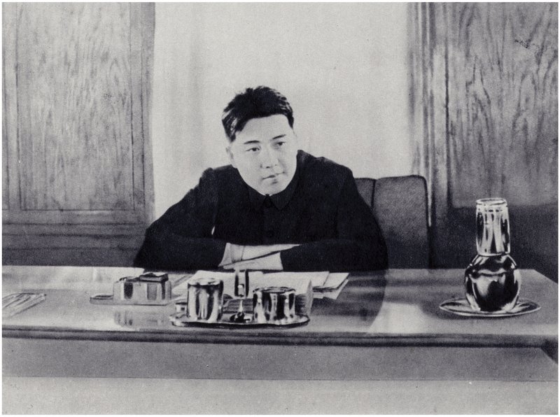 Genosse Kim Il-sung in seinem Büro im Volksrat von Nordkorea (Lithografie) von Korean Photographer