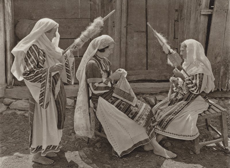 Rumänien: Tismana, Spinnerinnen von Kurt Hielscher