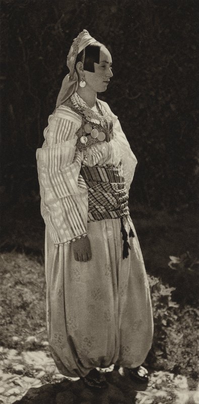 Jugoslawien: Prizren, Frauen in Nationaltracht von Kurt Hielscher
