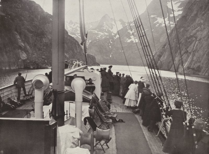Touristen-Dampfer im Troldfjord von Norwegian Photographer