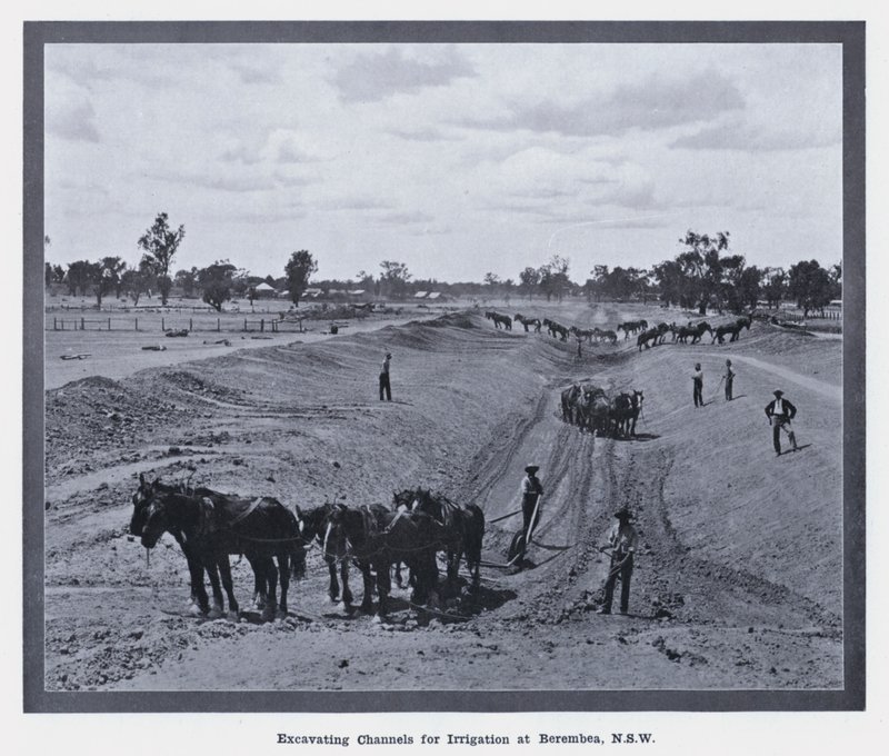 Kanäle für Bewässerung bei Berembea, NSW ausheben von Photographer Australian