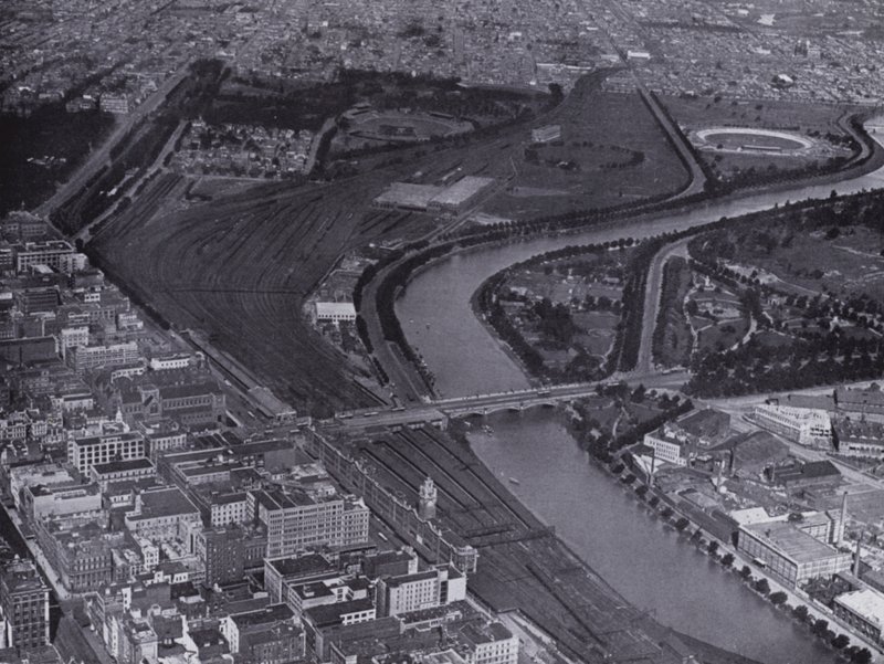 Melbourne: Eine Luftaufnahme der Jolimont Eisenbahnhöfe und des Flusses Yarra, zeigt einen kleinen Teil der Stadt und Richmond in der Ferne von Photographer Australian